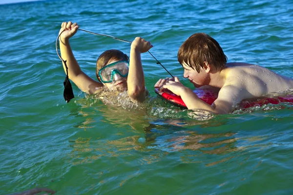 Bratři se baví ve venkovním bazénu — Stock fotografie