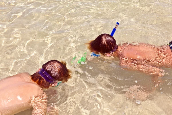 Irmãos divirtam-se mergulhando no oceano — Fotografia de Stock