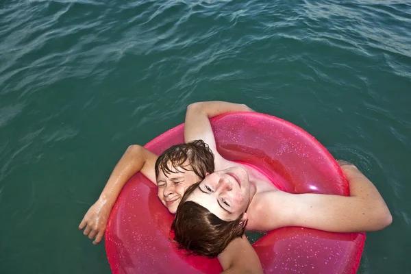 Broers in een duik ring veel plezier in de Oceaan — Stockfoto