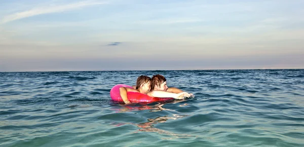 Yüzmek Ring kardeşler okyanusa eğlenin — Stok fotoğraf