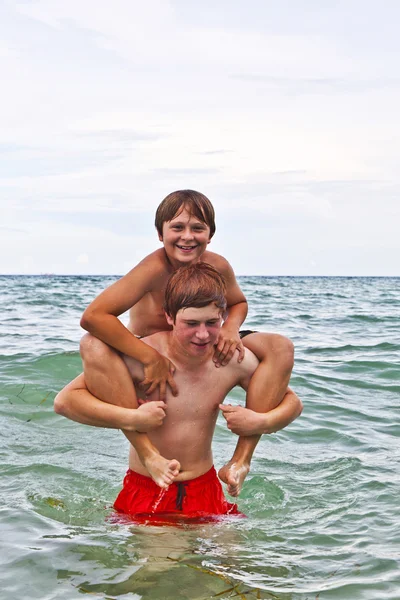 Братья веселятся вместе в прекрасном океане — стоковое фото