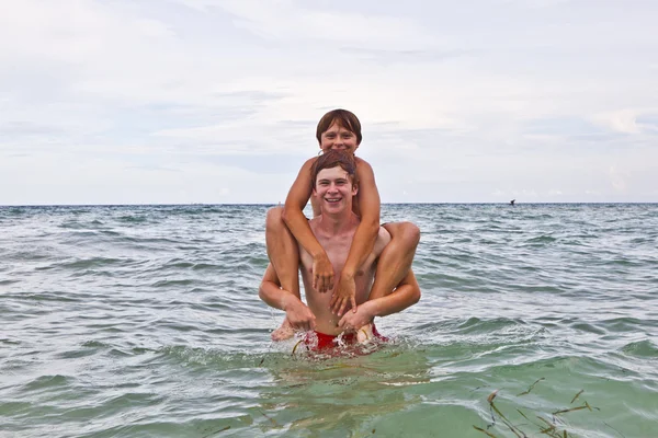 Hermanos divirtiéndose juntos en el hermoso océano —  Fotos de Stock