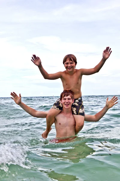 美しい海で一緒に楽しんで兄弟 — ストック写真