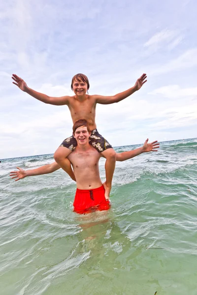 Bracia zabawy razem w morze — Zdjęcie stockowe