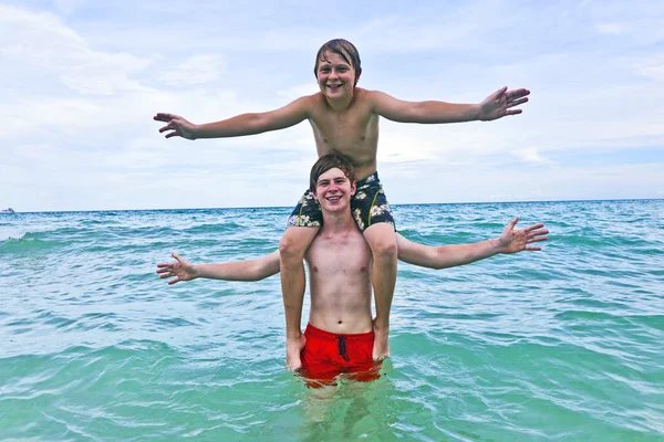Братья веселятся вместе в прекрасном океане — стоковое фото