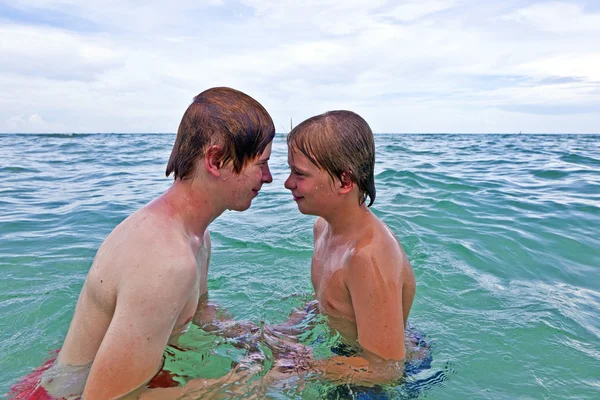 Okyanus güzel birlikte eğleniyor kardeşler — Stok fotoğraf