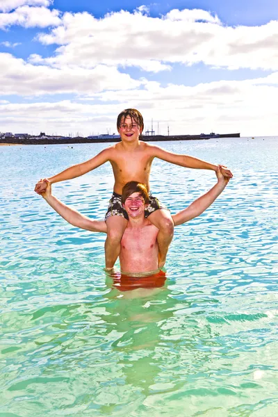 Brüder haben gemeinsam Spaß im schönen Ozean — Stockfoto