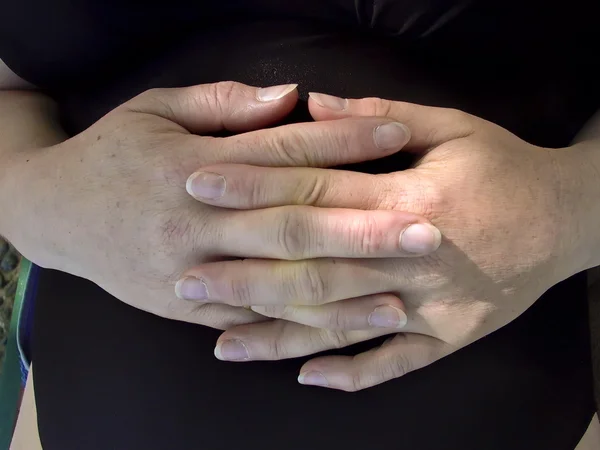 Медитирующие руки на животе — стоковое фото