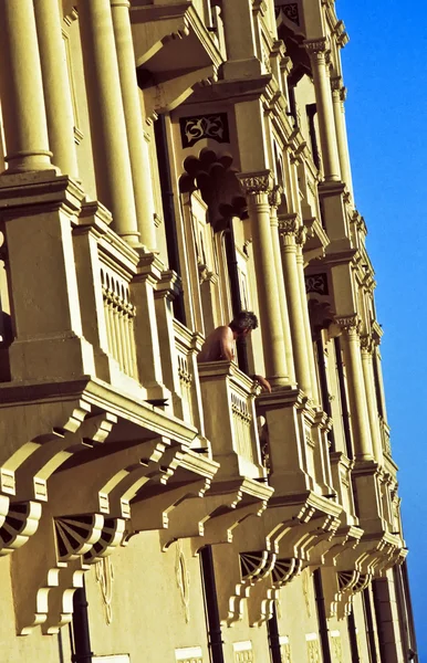 Мужчина смотрит с балкона отеля — стоковое фото