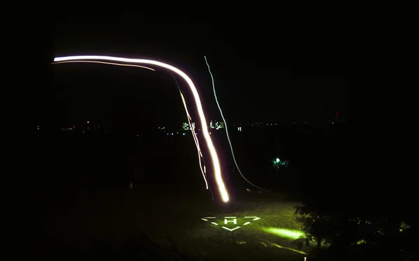 Спасательный вертолет приземляется и стартует в темноте — стоковое фото