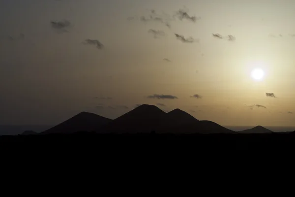 Zonsondergang in timanfaya met bergen als pyramides — Stockfoto