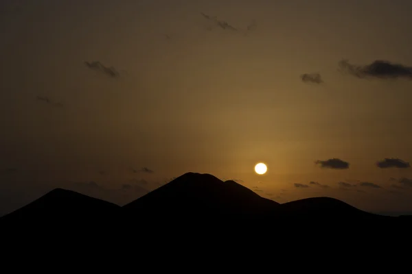 Sunset in Timanfaya with mountains like Pyramides — Stock Photo, Image