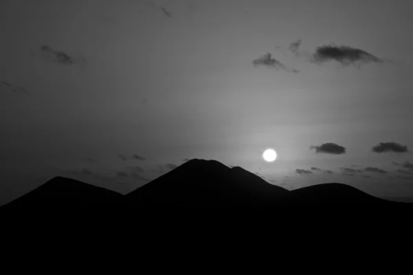 पिरामिड जैसे पहाड़ों के साथ तिमनफया में सूर्यास्त — स्टॉक फ़ोटो, इमेज