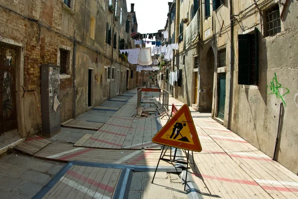 Byggarbetsplatsen i de lilla historiska gatorna i Venedig — Stockfoto