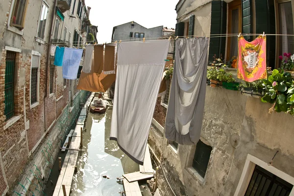 布を乾燥させるとヴェネツィアの小さな歴史的なチャンネル — ストック写真