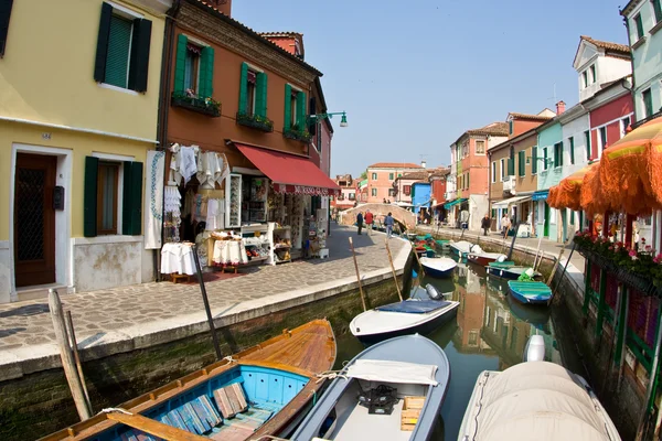 Hermosas casas de colores y un canal visto desde una antigua brigada — Foto de Stock