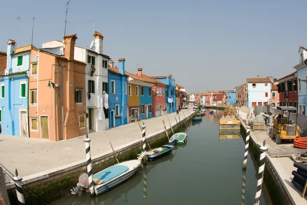 美丽的彩色的房子和从旧桥看到一条运河 — 图库照片