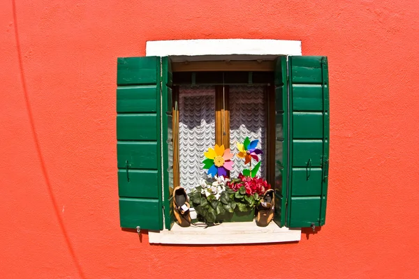 美しい色の家、古いフィッシャーマンズ市ブラーノ島の窓 — ストック写真