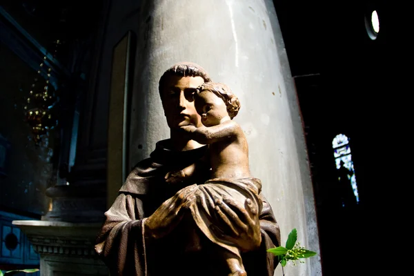 Cemetry île de San Michele, figure dans l'église à la recherche gracieuse et ho — Photo