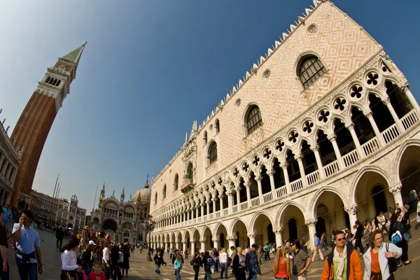 Venecia, lugar de marcus y el campanario de San Marco y las casas alrededor de t — Foto de Stock