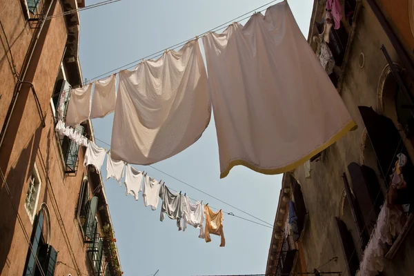 Small historic channels in Venice with cloths to dry — Stock Photo, Image