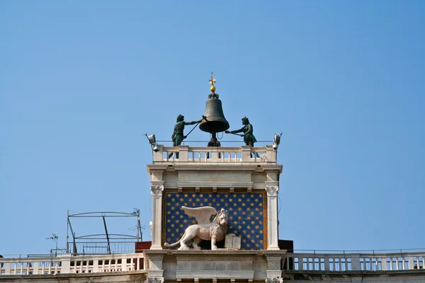 Slavné Clocktoweru Benátek s staré městské vlajky a lev, Benátky, to — Stock fotografie