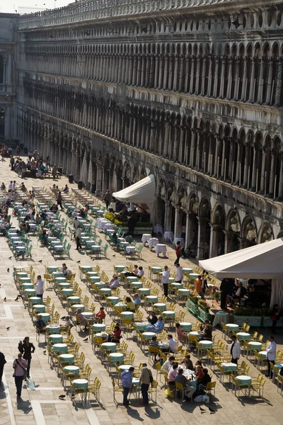 Venedig, berömda marcus plats med gå runt sett från marcus — Stockfoto