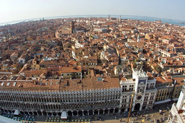 Con vistas a la hermosa ciudad y antiguos palacios de Venecia con la laguna f — Foto de Stock