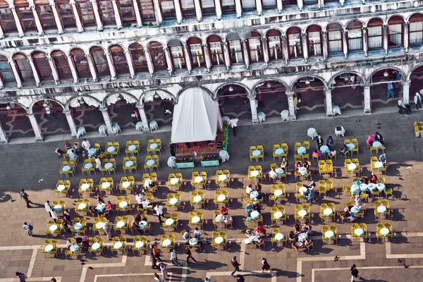 Venedig, berömda marcus plats med gå runt sett från marcus — Stockfoto