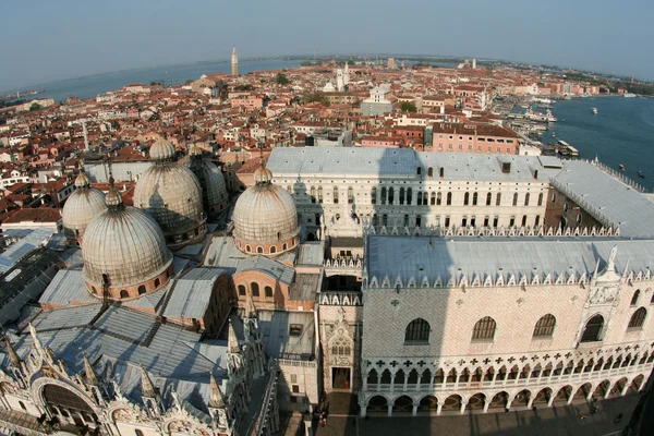 Med utsikt över marcus kyrkan och staden Venedig — Stockfoto