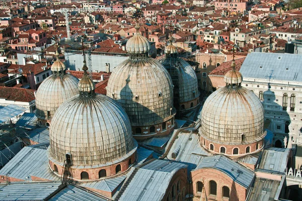 Con vistas a la iglesia de Marcus y la ciudad de Venecia — Foto de Stock