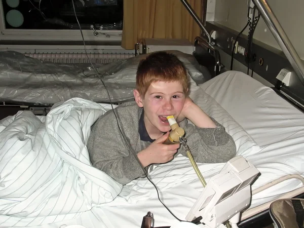 Mladý chlapec v nemocnici pomocí stroj — Stock fotografie