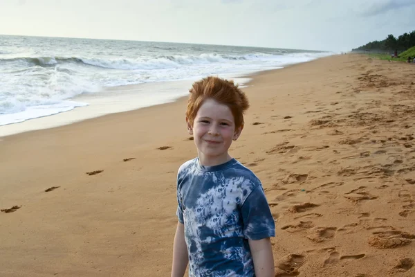 Enfant aux cheveux roux à la plage — Photo