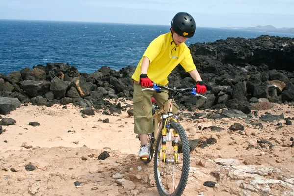 Νεαρό αγόρι με ποδήλατο βουνού σε περιοδεία — Φωτογραφία Αρχείου