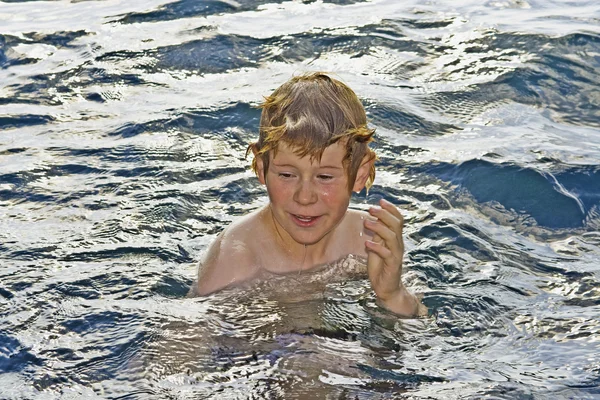 Νεαρό αγόρι στο τα χαμόγελα παραλία — Φωτογραφία Αρχείου