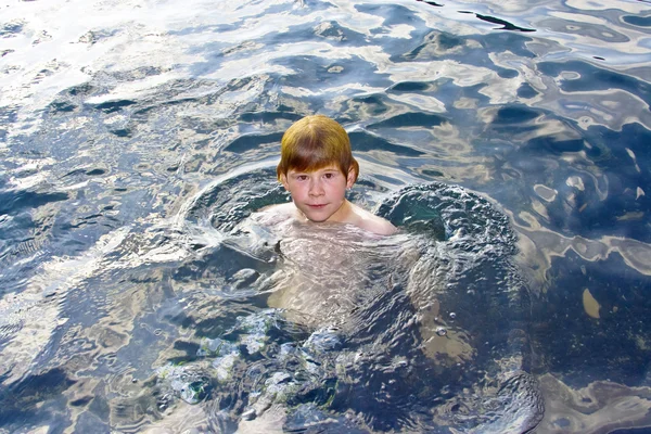 Ung pojke på stranden leenden — Stockfoto