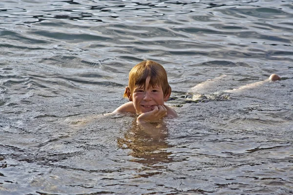 Ung pojke på stranden leenden — Stockfoto