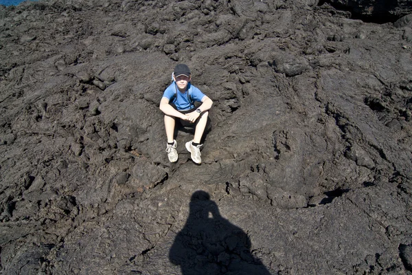 Jongen op loopafstand trail Thru b-l vulkanische gebied in lanzarote — Stockfoto