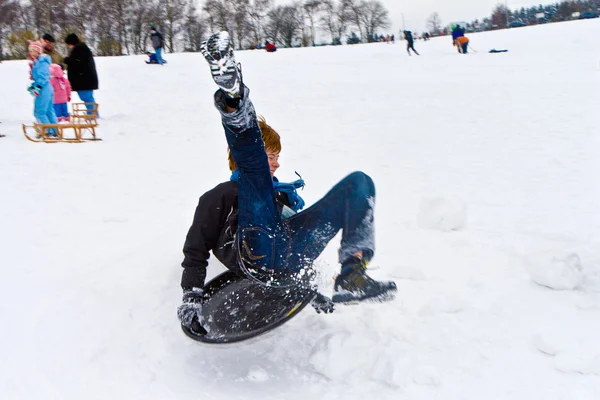 Çocuklar eğleniyor karda — Stok fotoğraf