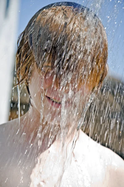 Barn har en uppfriskande dusch — Stockfoto