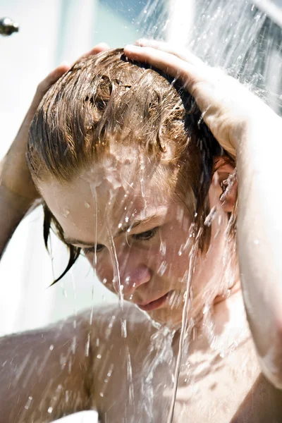 Barn har en uppfriskande dusch — Stockfoto
