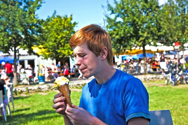 Menino goza de sorvete fresco — Fotografia de Stock