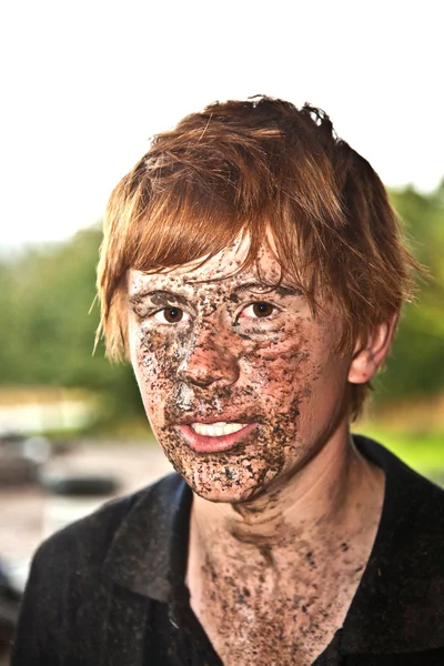 소년 쿼드 운전에서 그의 얼굴에 있는 먼지 — 스톡 사진