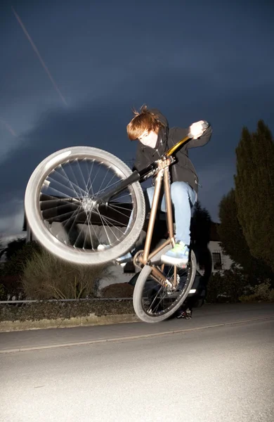 Junge mit Dirtbike fliegt in die Luft — Stockfoto