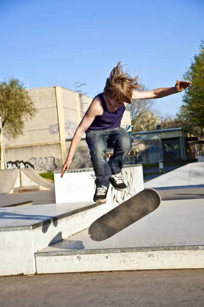 Rapaz com Scateboard vai para o ar — Fotografia de Stock