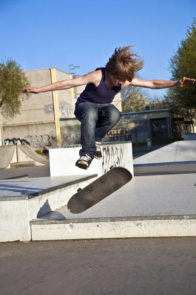 Мальчик со скейтбордом летит по воздуху — стоковое фото