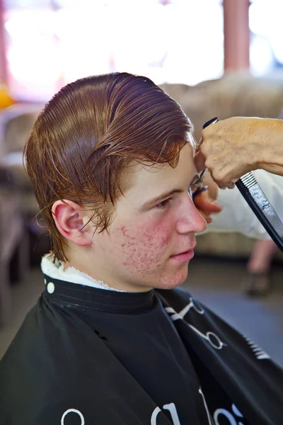 Jovem no cabeleireiro — Fotografia de Stock