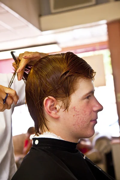 Молодий хлопчик у перукарні — стокове фото