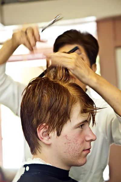 Młody chłopak fryzjerka — Zdjęcie stockowe