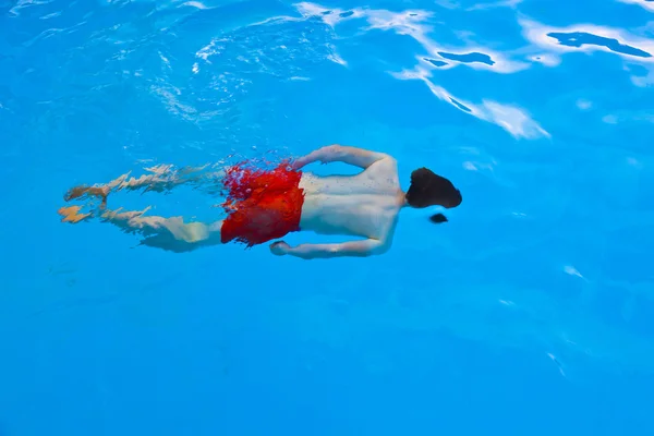 Chico buceando en la piscina — Foto de Stock